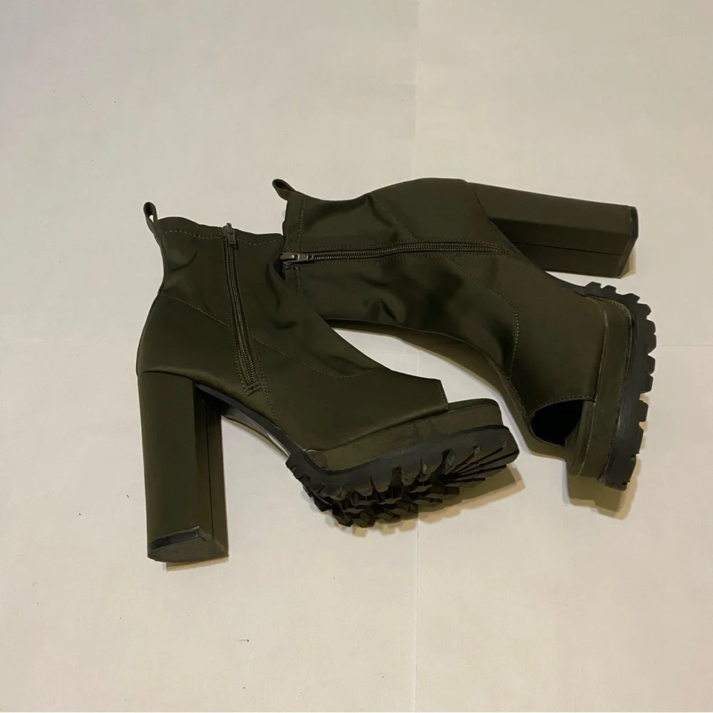 Lillian women’s peep open toe cutout chunky heel bootie. Size 10
